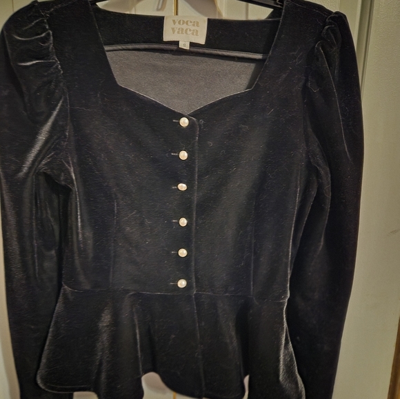 Voca Vaca velvet like blouse with pearl colored buttons on the front and sleeves - Picture 2 of 4